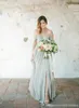 Mint Green Country Style Druhna Suknie Off Ramię Tanie plisy High Side Split Formalne Suknie Ślubne Guest Dress Maid of Honor Dress