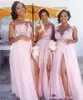 Tanie Baby Pink Długie Druhna Dresses Jewel Neck Illusion Lace Aplikacje Szyfonowe Druhna Side Split Party Dress Suknie Ślubne Goście