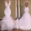 2020 Sexy White Prom Dresses V Neck Syrenka Koronki Aplikacje Kryształ Zroszony Sweep Pociąg Tulle Puffy Dress Prom Dress Suknie wieczorowe Vestidos