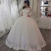 2019 Abiti da sposa principessa Ball Gown Sheer Bateau Neck Illusion maniche lunghe Appliques in pizzo Abiti da sposa gonfi Lunghezza fino al pavimento