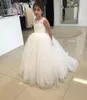 2020 neue günstige süße Blumenmädchenkleider für Hochzeiten Spitze Applikationen ärmellos Sweep Zug Mädchen Pageant Kleid Abschlussball Kinder Kommunion Kleider