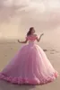 Pembe Quinceanera Elbiseler Omuz Kabarık Tül Balo Elbise Kapalı Çiçek Appliquees Tatlı 16 önlük elbiseleri DE DE