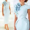 Nouvelles robes de cocktail bleu ciel élégantes bijou cou avec des fleurs faites à la main courte longueur de thé gaine robe de bal formelle plus la taille robes de retour