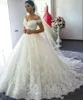 Vestidos de novia modestos y modestos del vestido de bola árabe Una línea del hombro Apliques de encaje de Dubai Corsé Volver Tallas grandes Tren de la corte Vestidos de novia formales