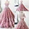 Abiti eleganti gonfi di Quinceanera con spalle scoperte Appliques di pizzo bianco Piuma di cristallo Cerniera posteriore Abiti da sera da ballo per feste da ballo Sweet 16