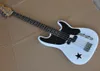 Factory Direct Sale 4 snaren witte elektrische basgitaar met sterpatroon, zwarte pickguard, palissander toets, chromen hardware