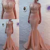 2021 Sexig Blush Rosa Mermaid Prom Klänningar Av Skulder Lace Appliques Crystal Beaded Satin Open Back Formell Party Dress Celebrity Evening Gowns