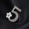 Mode numéro 5 petite fleur broche pleine strass broche femmes bijoux concepteur broches pour dames or et argent en gros