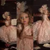 Nieuwe schattige roze mooie prinses bloem meisjes jurken juweel hals 3d appliques kant bloemen kralen korte mouwen kinderen verjaardag meisje pageant toga