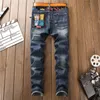 Dunkelblauer Trainingsanzug, Stickerei-Patch-Design, Jacke, Jeans, 2-teiliges Set, Totenkopf-Jeans mit mehreren Abzeichen, schmale Jeansjacke und Flaggen-Abzeichen, Lack-Jeans