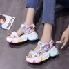 Sandálias na moda Arco-íris Colorido Sole Casual Wedge Mulheres Sapatos Brilhantes Plataforma Sparkes Spries Sandalias