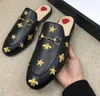 2021 Sandales en cuir véritable Femmes Hommes Chaussures Pantoufles Flip Flop Peau de vache souple Paresseux Luxe Designer Boucle en métal Mules de plage Classique Mocassin d'extérieur Slip-On avec boîte W320