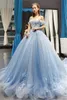 السماء الزرقاء فساتين quinceanera الكرة ثوب قبالة الكتف 3d الزهور يزين الحلو 16 فساتين حفلة موسيقية العباءات vestidos