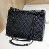 Designer-Den nya 2019 broderade Linglong Lady's handväska har en enda axelbody väska med kompletta funktioner och gratis frakt