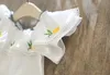 Camicia bianca del ricamo dell'ananas delle increspature eleganti dei bambini con le brevi neonate Vestiti freschi di estate trasporto libero