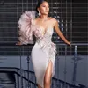 2021 Arabisch Roze Ruches Eén schouder Cocktail Homecoming Jurken Sexy Side Slit Kant Applicaties Beaed Shiny Short Prom Party Dress Al3359