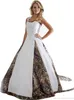 Suknie ślubne kamuflażu Aplikacja koronkowe paski białe kamuflaż ślubne suknie ślubne Criss Cross Back Chapel Train