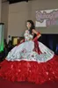 Abiti da quinceanera in pizzo bianco e rosso con scollo a cuore Abiti da ballo in rilievo con ricami in raso Abiti da ballo con scollo a barchetta Prom Abiti da principessa