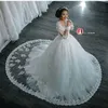 2020 Eleganta Långärmade A-Line Dubai Bröllopsklänningar Sheer Crew Neck Lace Appliques Beaded Vestios de Novia Bridal Gowns med knappar