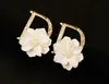 2024 Marka Mizaç Mektubu D Altın Küpeler Moda Zirkon Beyaz Kabuk Çiçek Kadın Küpe 18K Altın Kaplama Lüks Kadın Küpe