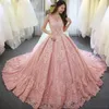 2020 Luxury Pink Ball Gown Quinceanera Dresses Sheer Neck Sleeveless Lace Appliques Pärlor Sweet 16 Puffy Party Party PROM Evenin257r