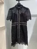 2020 Primavera verão manga curta lapela pescoço branco / preto impressão floral rendas painéis de renda botões joelho vestido de comprimento mulheres vestidos de moda w1815057