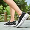 Descuento Mujeres hombres resbalón en los zapatos respirable del verano que vadea entrenadores Los zapatos del diseñador zapatillas de deporte de marca casera hecha en China 39-44 correr