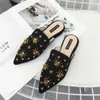 Hot Sale-Fashion Velvet Kvinnor Tofflor Pekade Toe Kvinnor Flat Mules Spider Metal Decoration Heel Skor Högkvalitativa Kvinnor Skor988