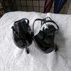 Europäische klassische Luxus-Stil Damenschuhe Sandalen Mode Hausschuhe Sexy Sandale Alphabetischer Absatz Ledernähen und Herstellen von Gürtelschnallen