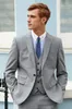 Fashion Light Grey Groom Tuxedos Peak Lapel Groomsmen Mens Bröllopsklänning Utmärkt Man Jacka Blazer 3 Piece Suit (Jacka + Byxor + Vest + Tie) 13