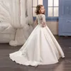 2020 Nieuwe schattige goedkope ivoorbloemmeisje jurken voor bruiloft op maat gemaakte nieuwe aankomst optocht jurk lange mouwen en appliques sat310p