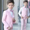 Pink Boy Свадебные смокинги 2019 Пиковая отворотом One Button Детские костюмы для выпускного вечера выполненное на заказ кольцо Несущих костюмы (куртка + брюки + жилет + лук)