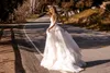 Klänningar kristalldesign spetsar applikationer hög nacke rufsar brudklänningar anpassad sommarstrand bröllop klänning