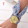Uhren Hübsche Damen-Armbanduhr mit Blumen-Stoff, goldene Mode-Damenuhren, hochwertige Stoffuhr, süße Mädchen-Damen-Kleideruhr