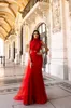 Oksana Mukha Red Prom Dresses Długość podłogi Lace Aplikacja Zroszony Syrenka Suknia Wieczorowa Z Wysokim kołnierzami Feathers Formal Party Dresses