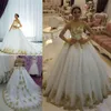 2020 Nya Guld Lace Appliqued Bröllopsklänningar Långärmad Beaded Scoop Neck Bridal Gowns Boho Sweep Train Bröllopsklänning 4619