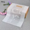 Opakowanie prezentów 50pcs Półprzeznajomie podziękowania Drukuj plastikową torbę Favor biżuterię butikową torby zakupowe z uchwytem1319y