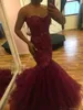 Burgundia Syrenka Sweetheart African Prom Dresses Koraliki Koronki Aplikacja Backless Tulle Sweep Pociąg Bez Ramiączek Plus Size Evening Party Suknie