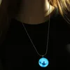 Collana con ciondolo luminoso di notte di Halloween Punk che si illumina al buio Collane di dichiarazione Gioielli per donne Uomini Decorazioni per feste retrò Regali di Natale