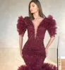 Nueva Sexy árabe Borgoña vestidos de baile cuello en V granos cristalinos medias mangas de tul con gradas riza más el tamaño de encargo del vestido de fiesta de los vestidos de noche del desgaste