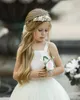 Goedkope eenvoudige baljurk bloem meisje jurken voor bruiloft vierkante hals Pageant jurken met sjerp vloer lengte tule eerste communie jurk