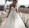 Vår 2020 Underbara Bohemian Bröllopsklänningar med 3D Floral Appliques Sweetheart Illusion Bodice Flödande Tulle Beach Bridal Marriage Dress