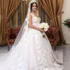 2019 Schulterfreie Spitze-Ballkleid-Hochzeitskleider Kapellen-Schleppe Brautkleider in Übergröße Benutzerdefiniertes saudi-arabisches Hochzeitskleid