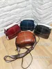 Vårväskor Trend Fashion Pouch Top Cowhide Läder Koreansk version av Retro Wide Shoulder Rem Double Pull Messenger Bag