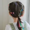 Радужная красочная девушка с плетеными волосами на удлинительной зажим