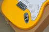 Fabrik hela gul elektrisk gitarr med SSS pickupsrosewood fretboardyellow lönnhalcan anpassas som begäran8304376