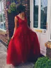 2019 настоящие красные платья выпускного вечера v шеи без рукавов линии длиной до пола аппликации кружева с жемчугом мягкие тюль вечерние платья выпускные