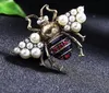 Mode- Legering Drop Oil Pearl Insect Lady Jas Broche 925 Silver Oorbellen Europese en Amerikaanse sieraden fabrikanten groothandel