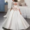 Elegante Blumenmädchenkleider aus elfenbeinfarbenem Satin für die Hochzeit, halbe Ärmel, Juwelenausschnitt, Spitze, appliziert, Party-Festzug-Kleider für kleine Mädchen, Erstkommunion für Kinder, formelle Kleidung AL5639