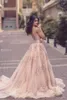 2019 Modest Blush Pink Lace Floral Prom Pageant Abiti con treno staccabile Sexy Split con scollo a V Dubai Arabo Principessa Occasione Abito da sera